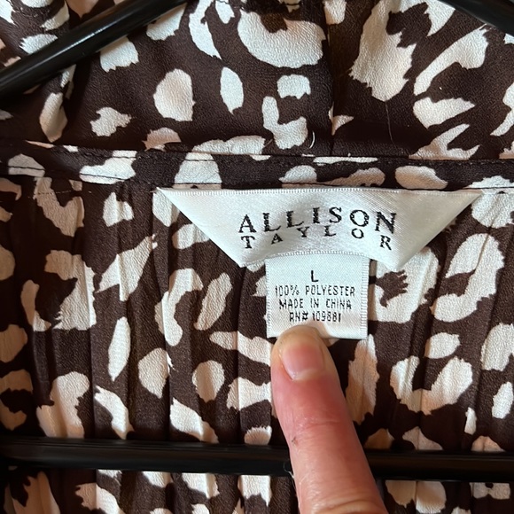 Allison Taylor dress shirt large but like medium - Picture 5 of 5